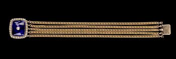 226. ARMBAND, fem kedjor i guld med lås med blå emalj och pärlor.
