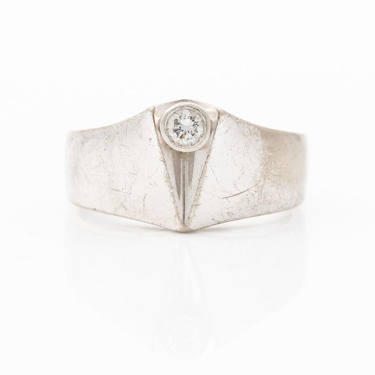 Ring by Juhani Linnovaara, 18K white gold with brilliant-cut diamond. Lapponia 1973.