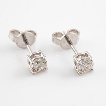 Örhängen med briljantslipade diamanter.