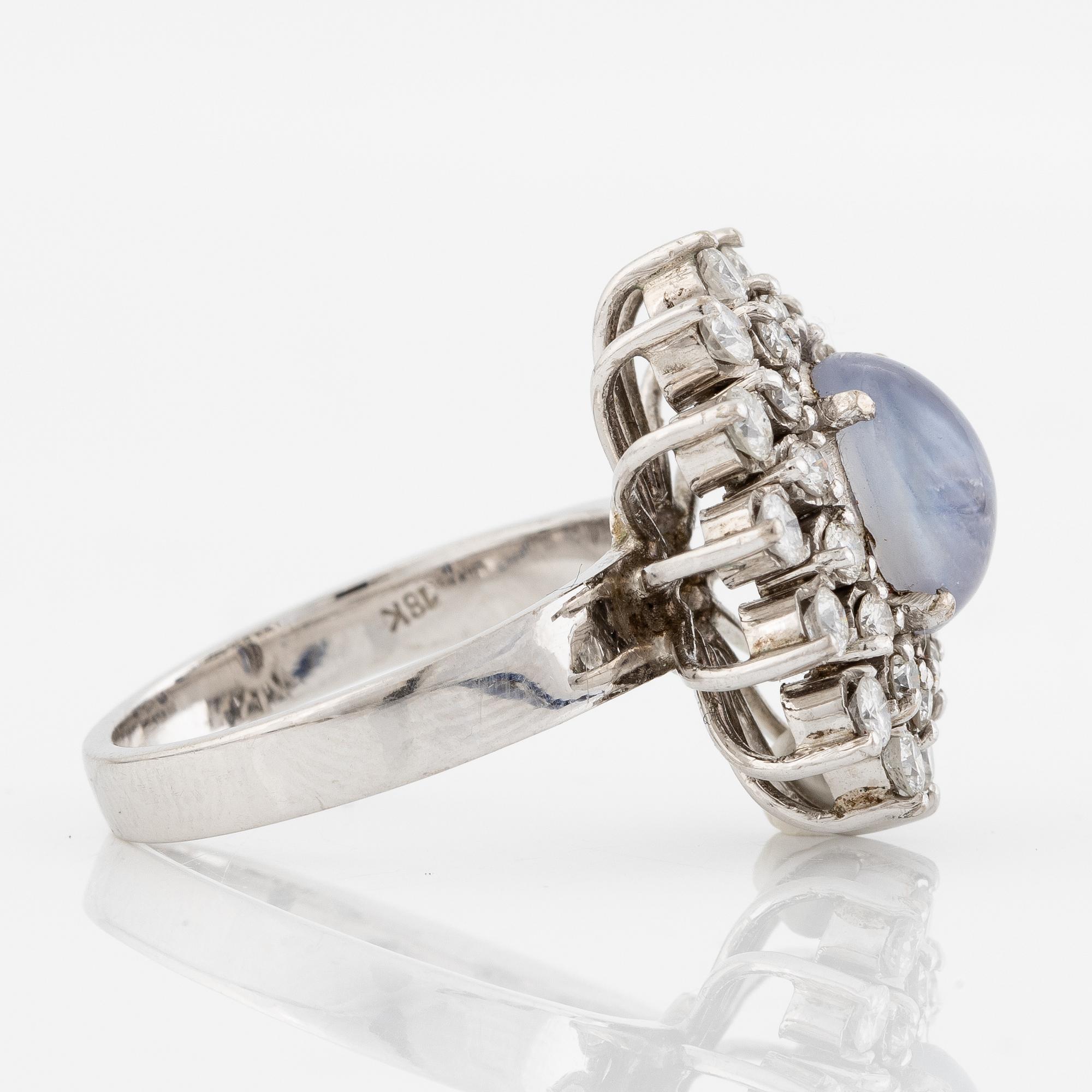 Ring, 18K vitguld med cabochonslipad stjärnsafir och briljantslipade diamanter.