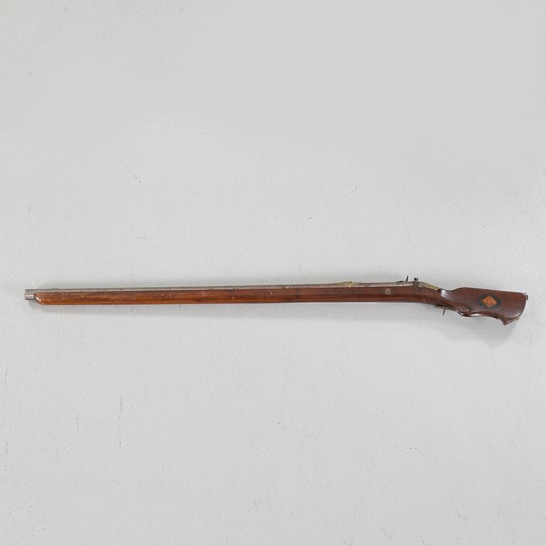 A snaplock rifle, 17th century.