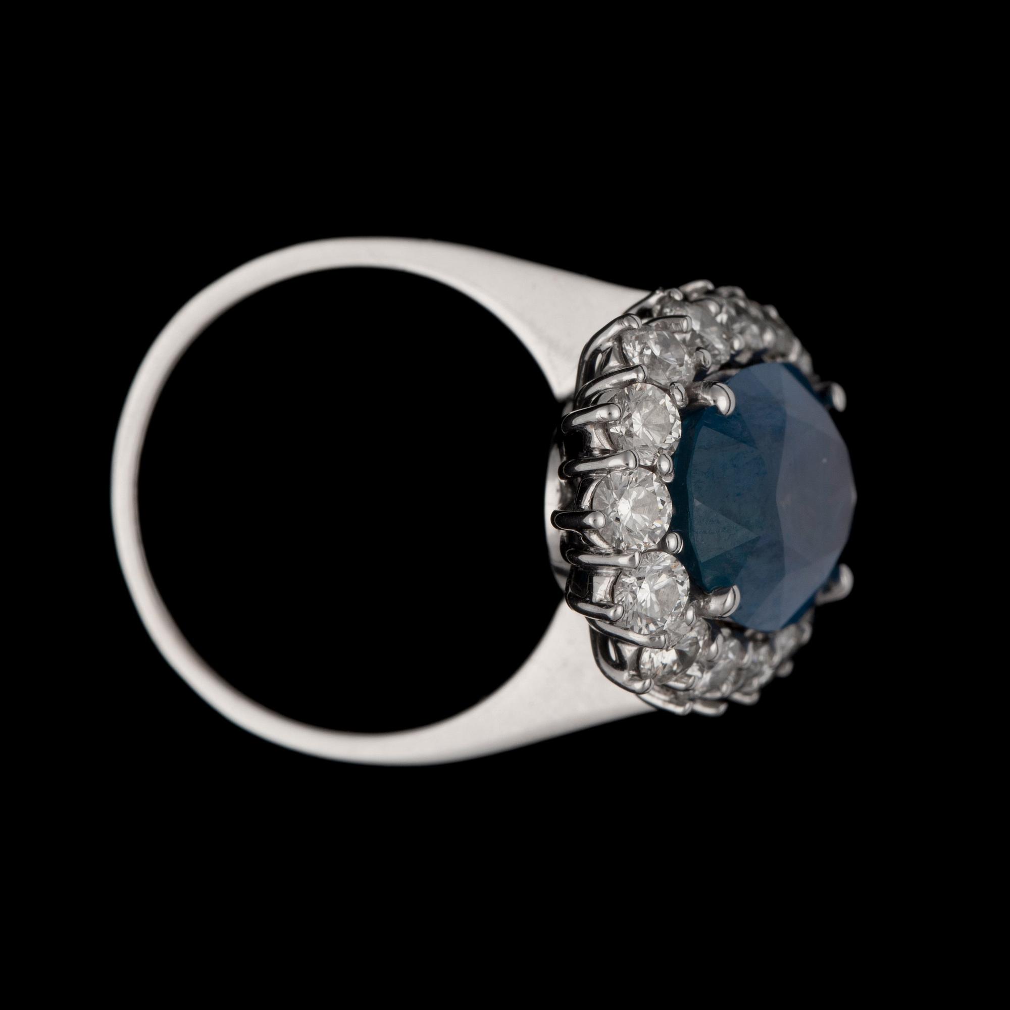 RING, Burma safir, 7.73 ct med briljantslipade diamanter, tot 2.45 ct.