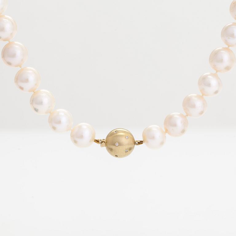 A cultured pearl necklace, clasp in 14K gold with diamonds ca 0.12 ct in total.