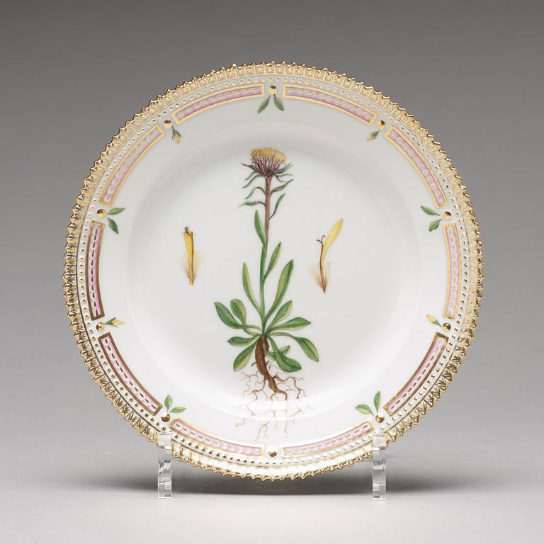 ASSIETTER, 12 stycken, porslin. "Flora Danica", Royal Copenhagen, Danmark, 1900-tal.