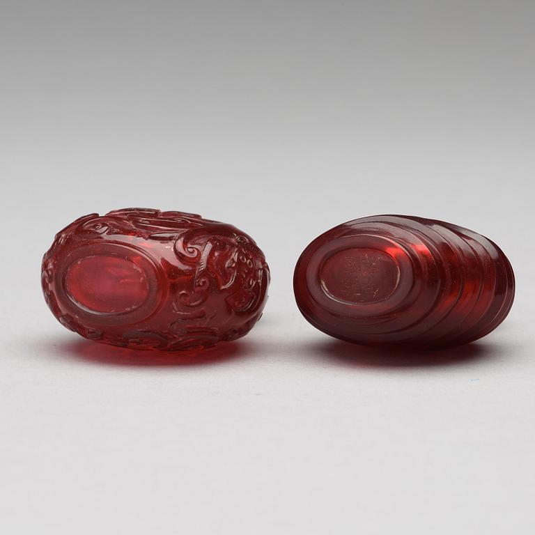 SNUSFLASKOR, två stycken, pekingglas. Kina, 1900-tal.