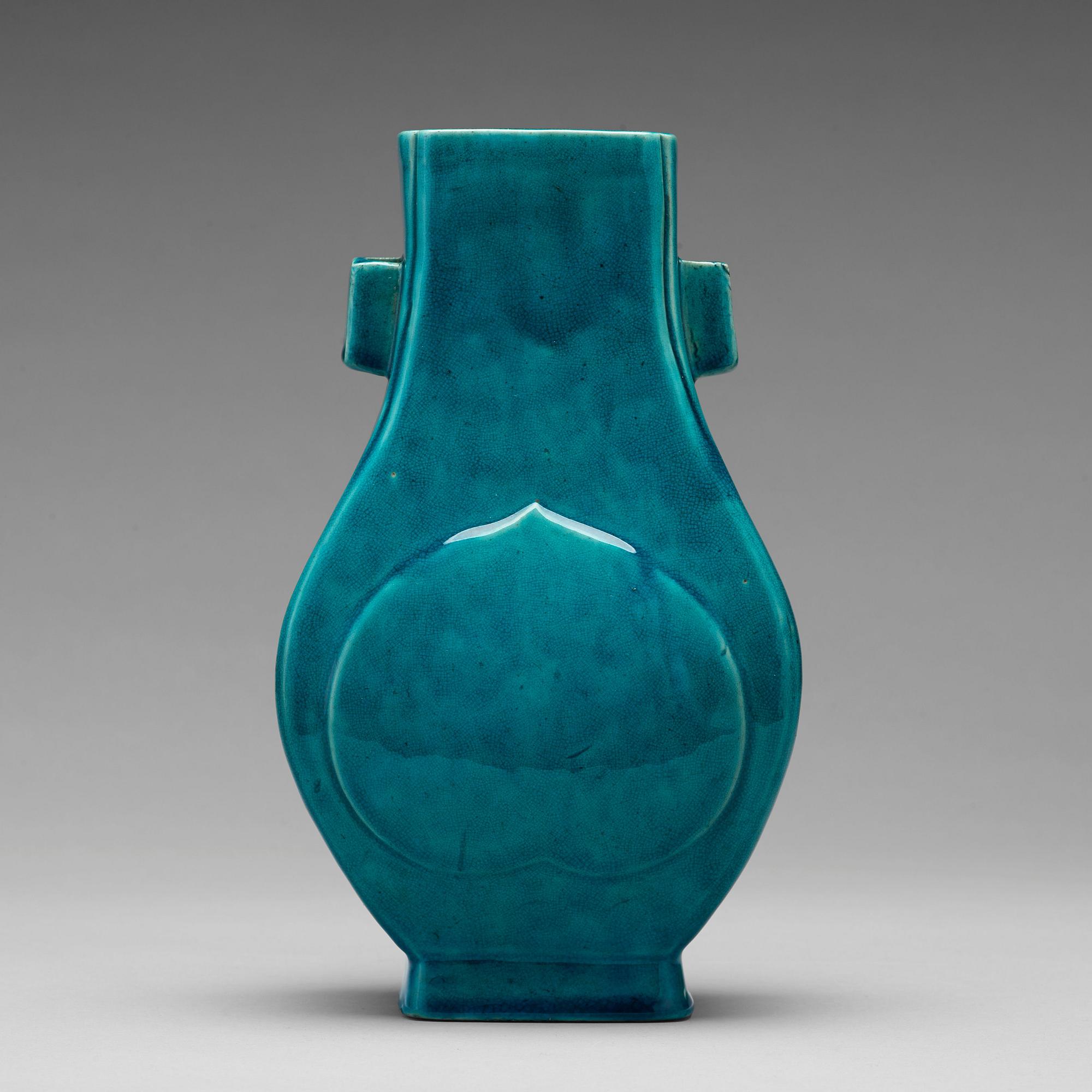 A turquoise glazed vase, Qing dynasty, Kangxi (1662-1722).