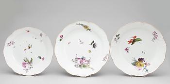 TALLRIKAR/FAT, 3 st, porslin, sannolikt Meissen, 1700-tal.