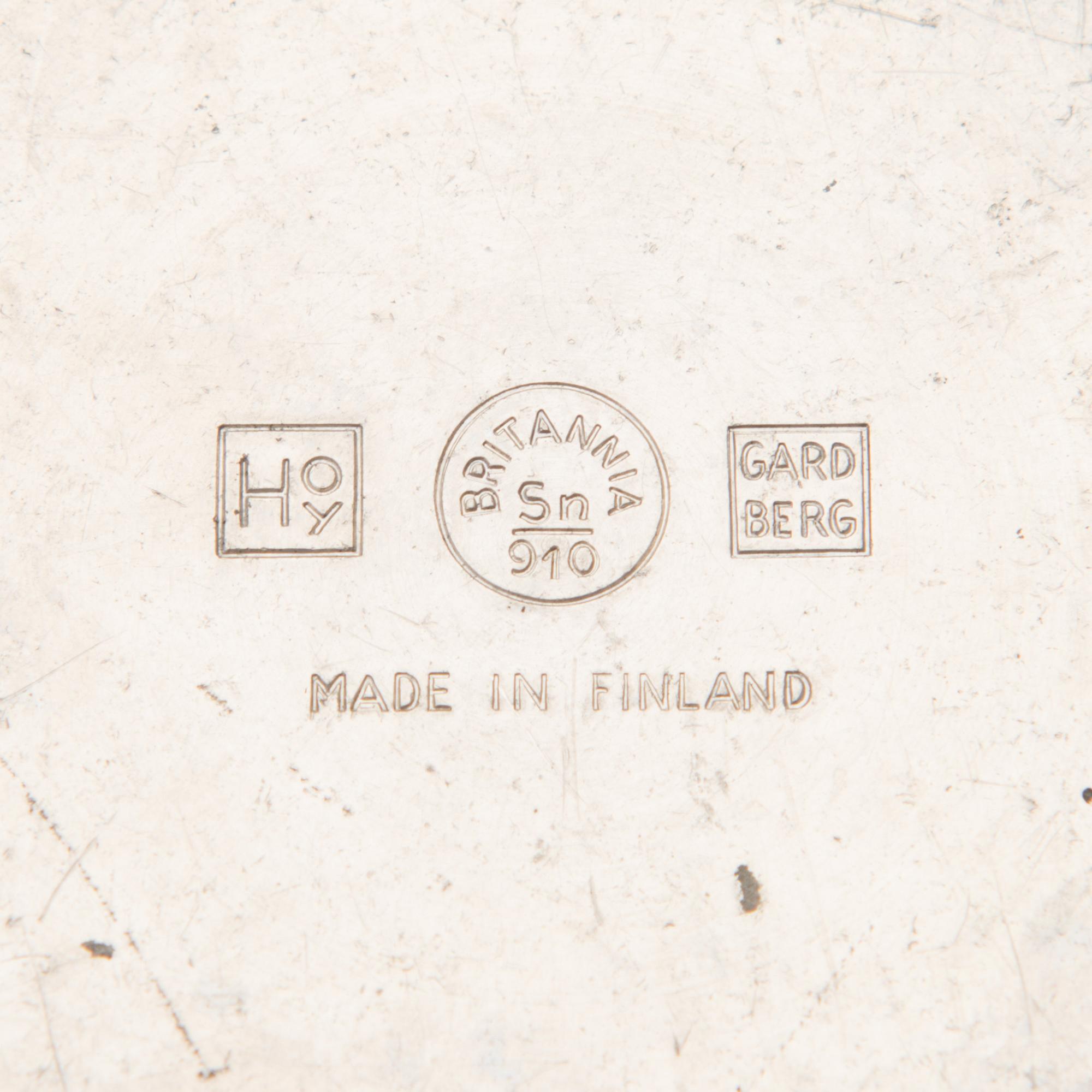 BERTEL GARDBERG, KANNELLINEN TINAPURKKI. Leimattu Gardberg, Hopeakeskus Oy. 1950-luvun loppu.