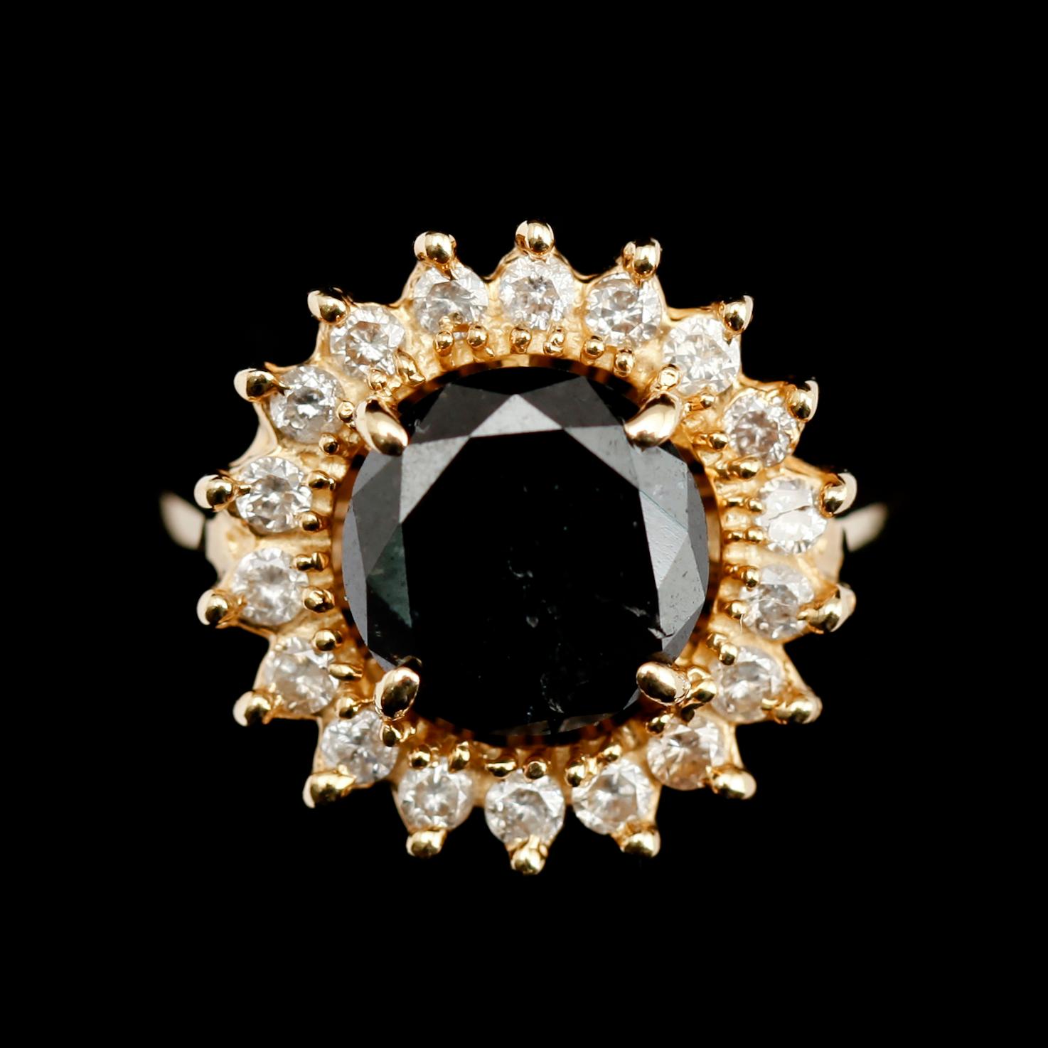 RING, 14 k guld, svart diamant ca 2.30 ct , briljantslipade diamanter tot ca 0.36 ct.