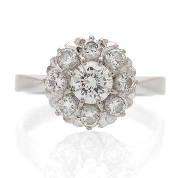 Carmée ring in 18K white gold with round brilliant-cut diamonds.