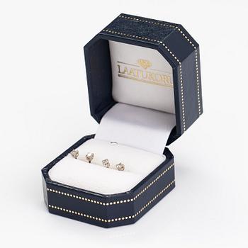 ÖRHÄNGEN, 2 par, 14K guld, diamanter ca 0.40 ct tot. Med certifikat.