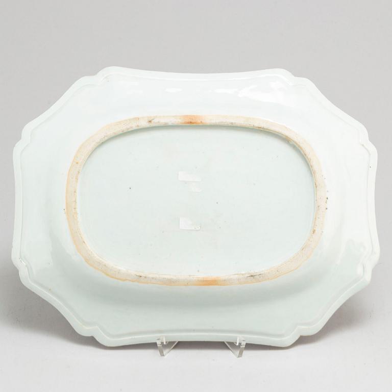 A famille rose export porcelain serving dish, Qing dynasty, Qianlong (1736-95).