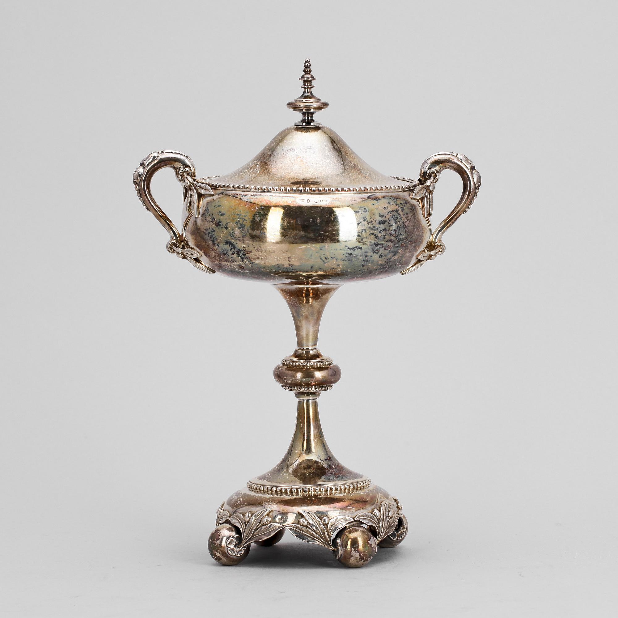 SOCKERSKÅL på fot, silver, Gustaf Möllenborg, Stockholm, 1875. Tot. Vikt. ca  684 g.