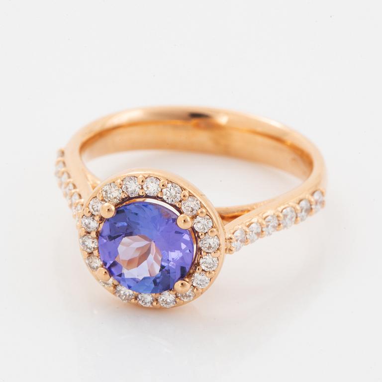 Ring 18K guld med en fasettslipad tanzanit.