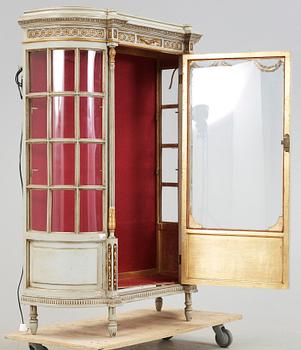 VITRINSKÅP, gustaviansk stil, 1900-talets första hälft.