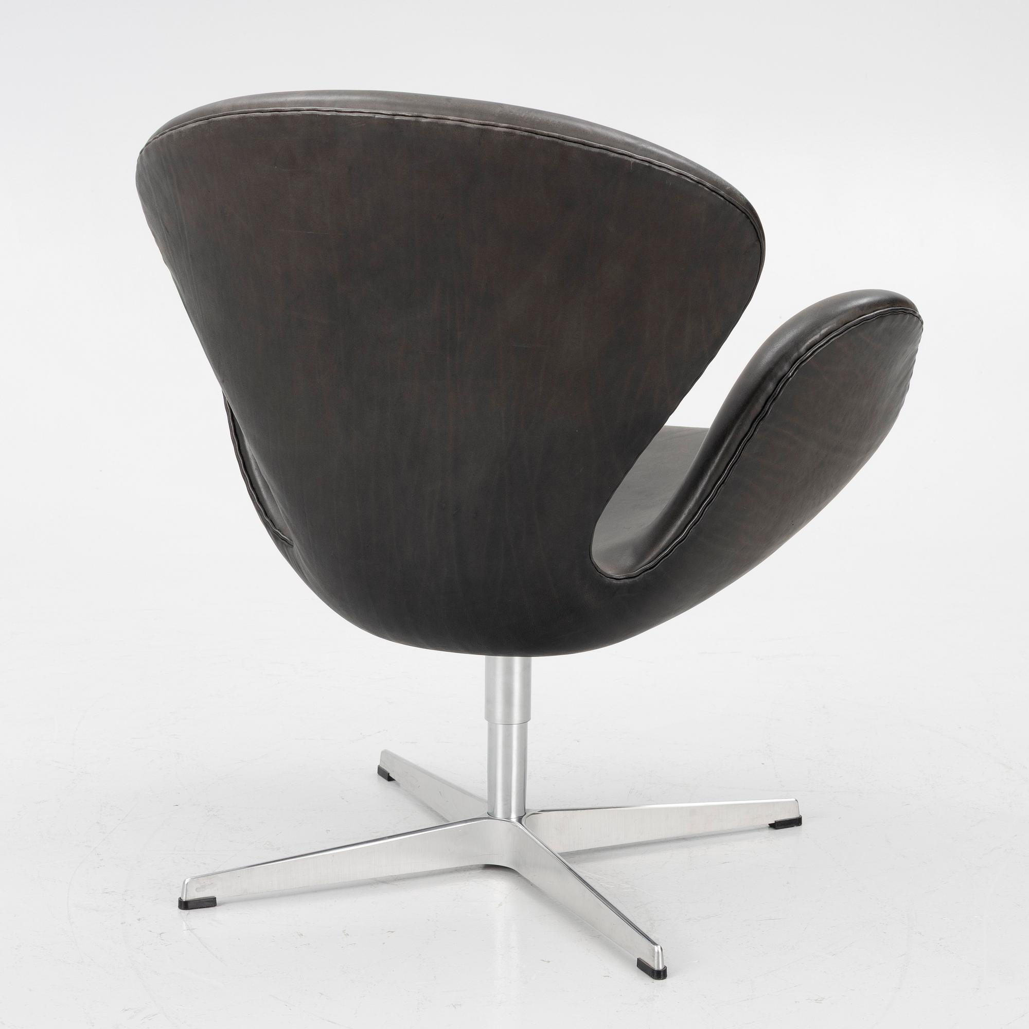 Arne Jacobsen, fåtölj, "Svanen", Fritz Hansen, 2006.