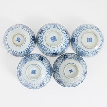 A group of 5 similar Chinese porcelain bowls, late Qingdynasty, late 19th century or around the year 1900.