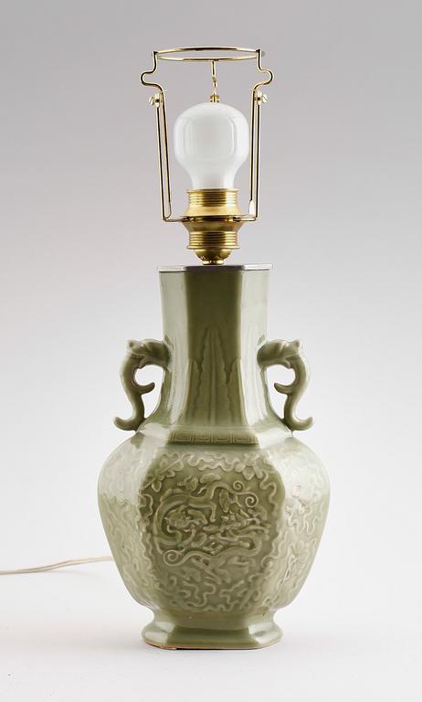 BORDSLAMPA, porslin, Kina, 1900-talets andra hälft.