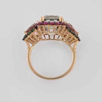 RING, 18K guld med fasettslipade safirer ca 1.29 ct, kvartz ca 7.31 ct samt tumaliner ca 2.29 ct. Vikt 6,1 gram.