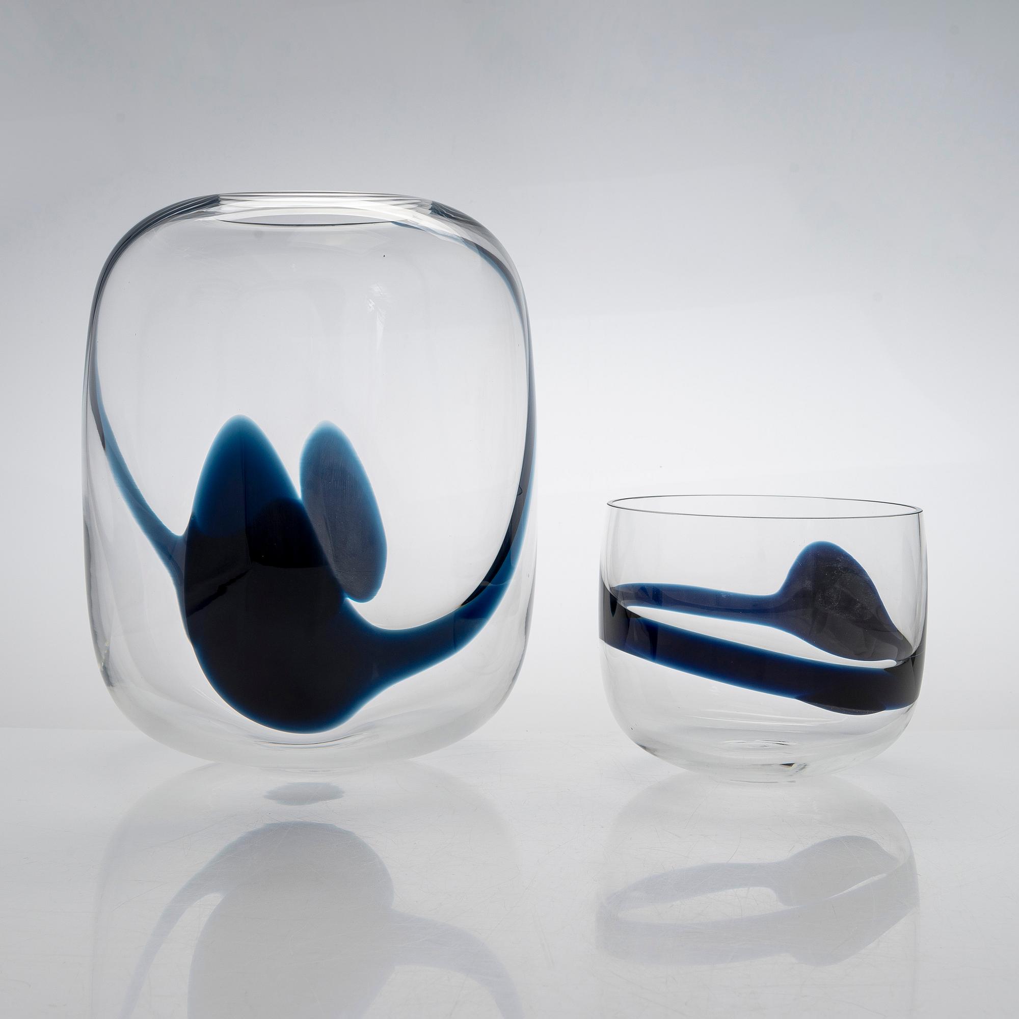 Timo Sarpaneva, "Blues" taide-esine 3041 signeerattu Timo Sarpaneva Iittala 1985 ja malja 3042 ei signeerattu.