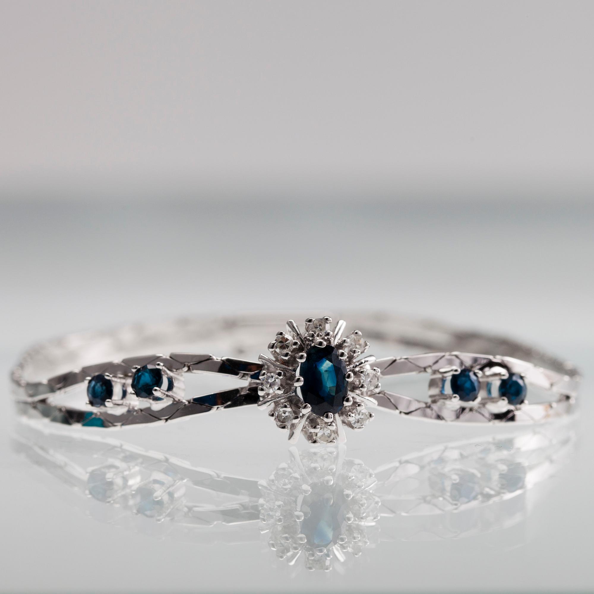 SMYCKESSET, 5 delar, 14K vitguld, diamanter tot. ca 1,20 ct, safirer tot. ca 3 ct. Vikt tot. 27,2 g.