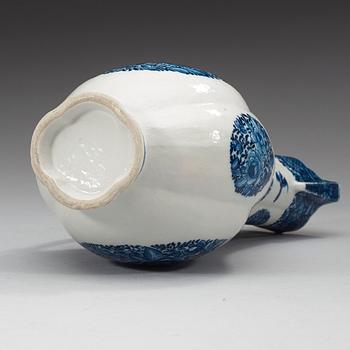 A blue and white ewer, Qing dynasty, Qianlong (1736-95).