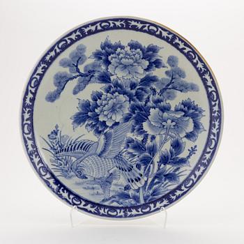 A blue and white Japanese servingdish, 20th century.