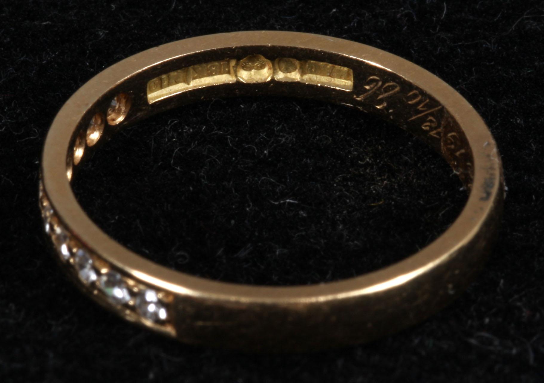 RINGAR, 2 st, 18 k guld samt diamanter.