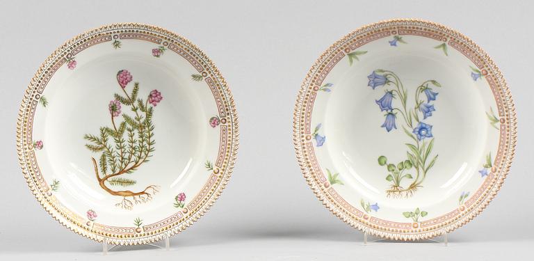 SALADIÈRE samt TALLRIKAR 6+6 st, porslin, "Flora Danica" Hausmalerei, Royal Copenhagen, Danmark.