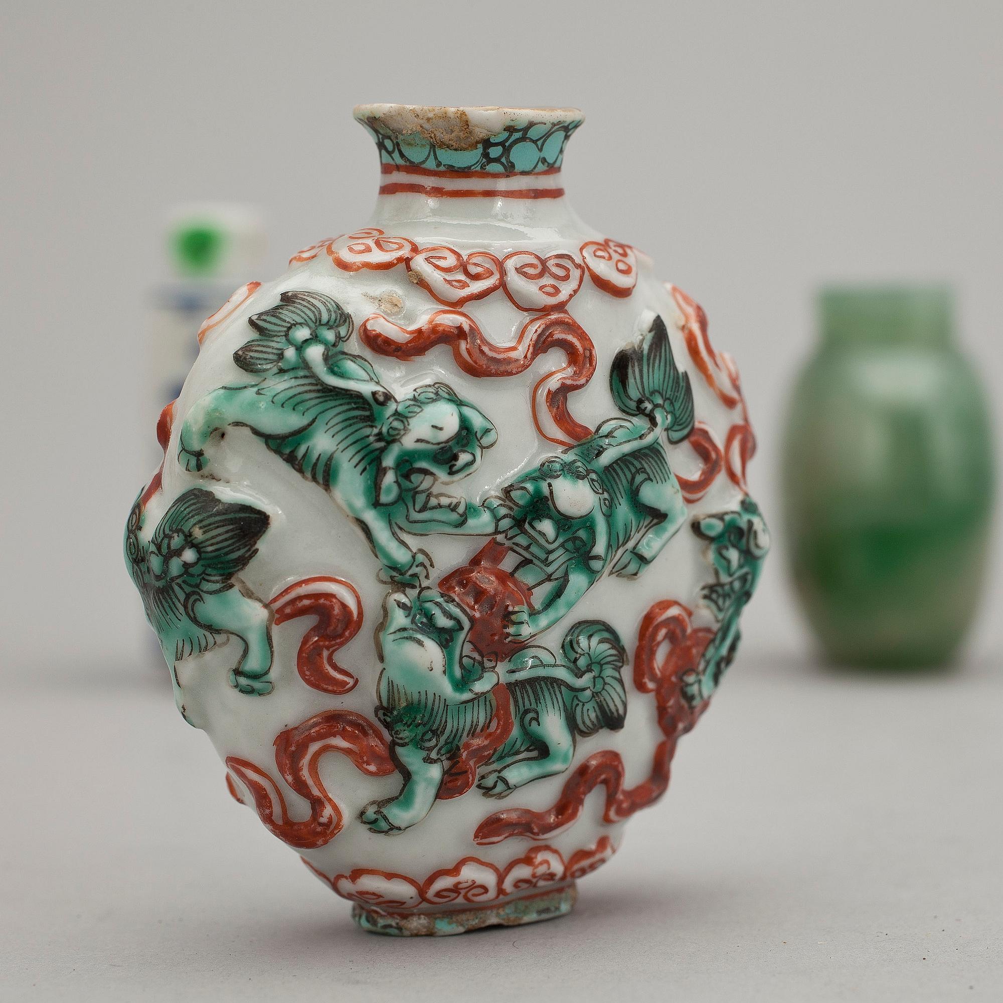 SNUSFLASKOR, fyra stycken, glas, porslin och nefrit. Kina, 1800-1900-tal.