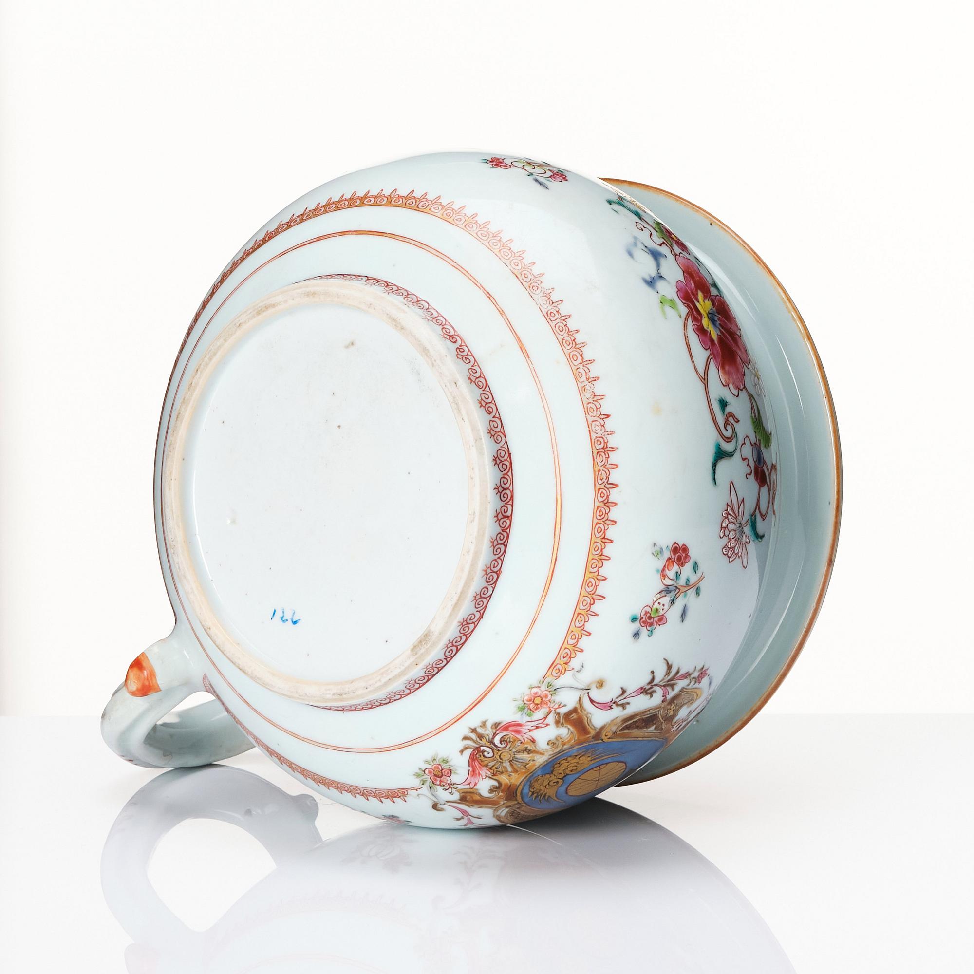 A Chinese Export chamber pot, Qing dynasty, Yongzheng, ca 1725.