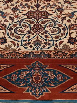 A CARPET, a semi-antique Esfahan, ca 227 x 152,5 cm (as well as the ends with ca 1½ and ½ cm flat weave).