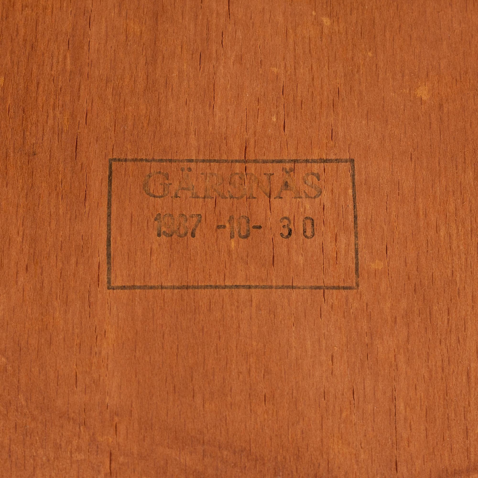 Karmstolar, ett par, Gärsnäs, daterade 1987.