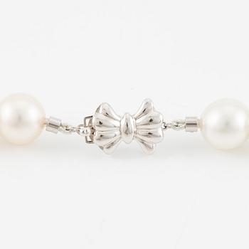 A necklace with cultured South Sea pearls.