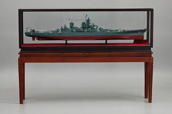 FARTYGSMODELL, av slagskeppet USS BB63 Missouri, i glasmonter på benställning, 1900-talets andra hälft.