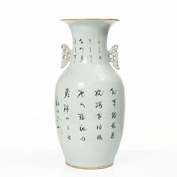 A porcelain vase, China, early 20th century.