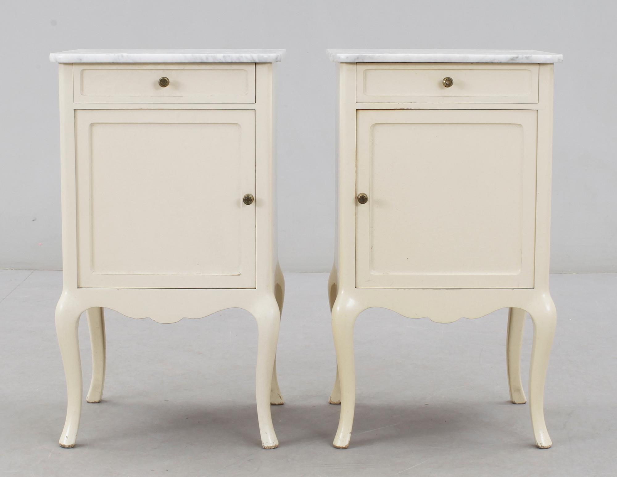 SÄNGBORD, ett par, rokokostil, Nordiska Kompaniet, 1900-talets första hälft.