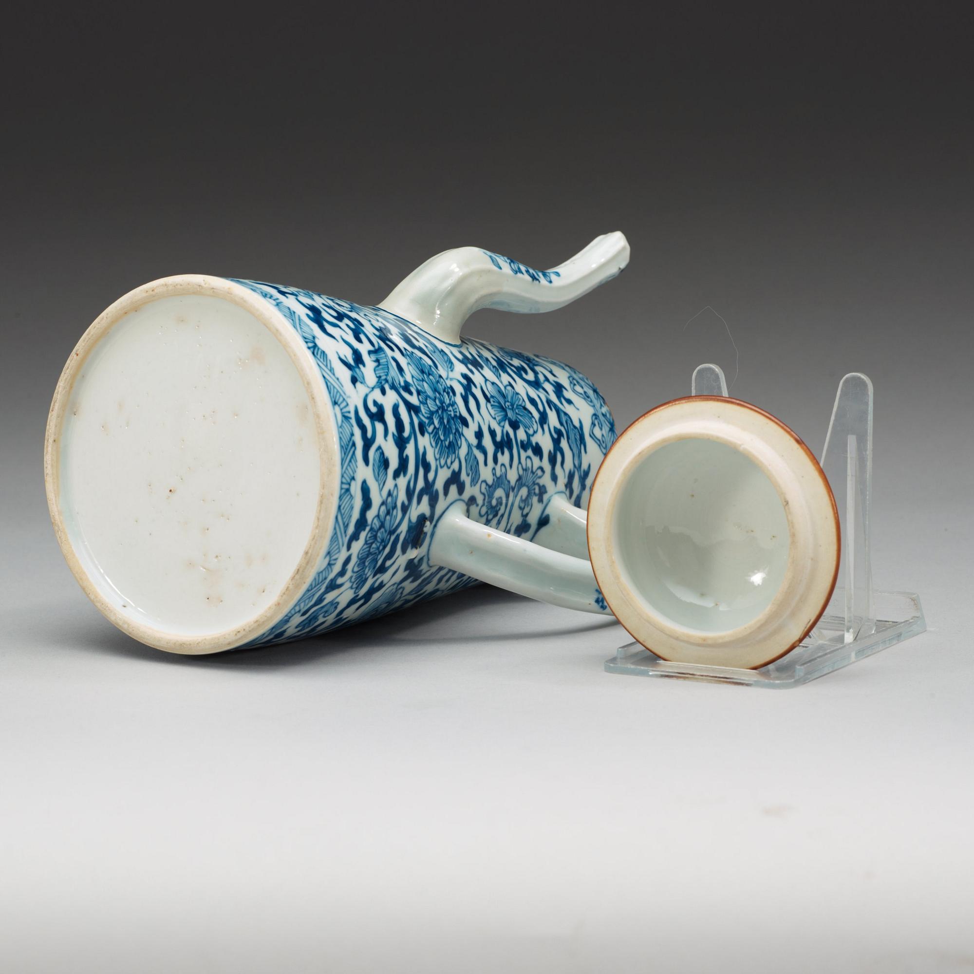 A blue and white coffepot with cover, Qing dynasty, 18th Century.