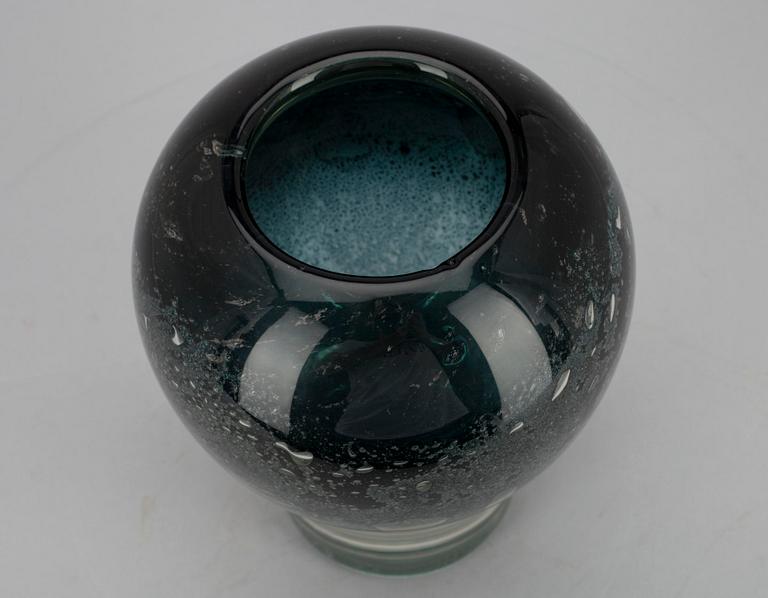 VAS/GLASSKULPTUR, sign. Heikki Orvola, Nuutajärvi Notsjö. 1900-talets senare hälft.