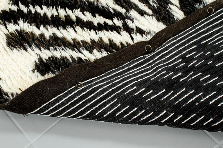A hooked rug by Mirja Tissari, 130 x 125 cm.