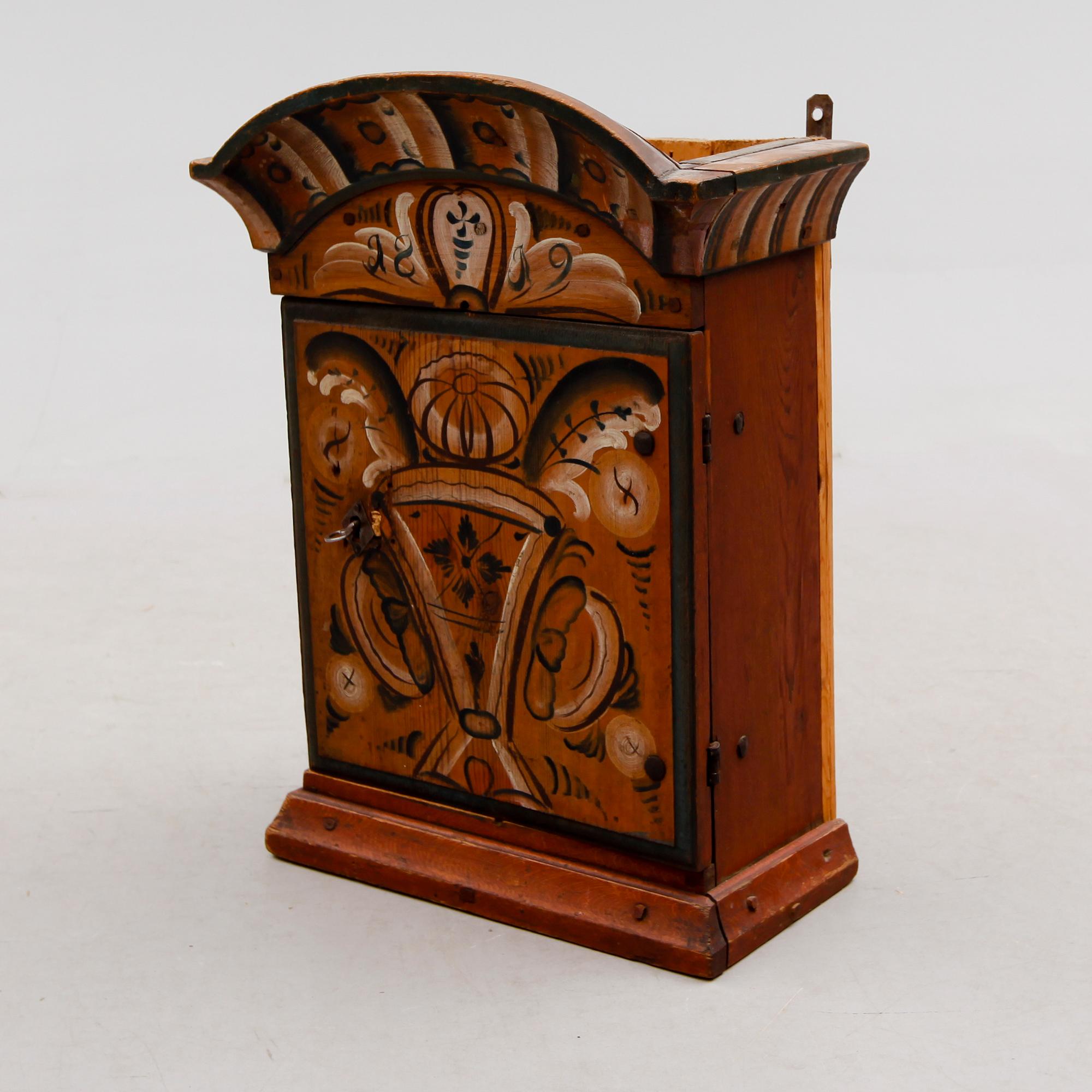 HÄNGSKÅP, allmoge, 1800-talets första hälft.