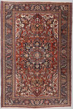 Matto, semi-antique Heriz, ca 381 x 256 cm.