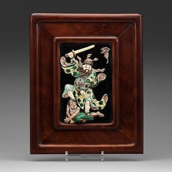 An enamelled procelain placque, late Qing dynasty, circa 1900.