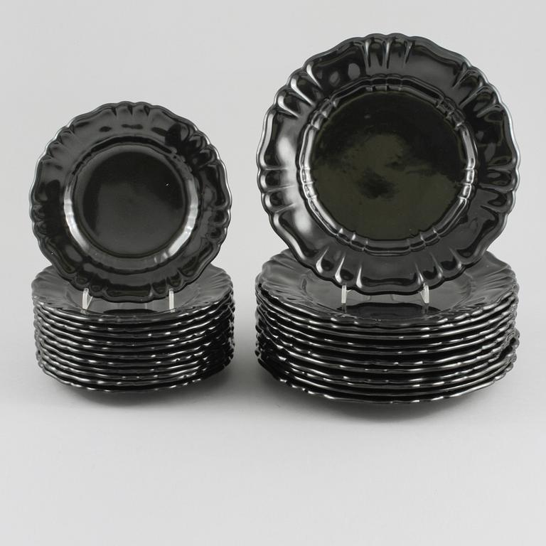 SERVISDELAR, 24 delar. Flintgods, "svart glasyr" Gefle. Design Arthur Percy.