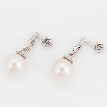 EARRINGS, freshwater pearls 11 mm, 18 carat white gold and diamonds approx. 0.23 cts.