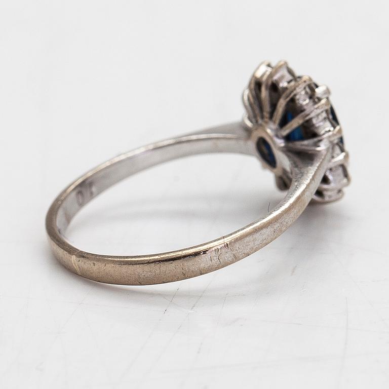 A ca 18K white gold ring with a sapphire and brilliant-cut diamonds approx. 0.14 ct in total.