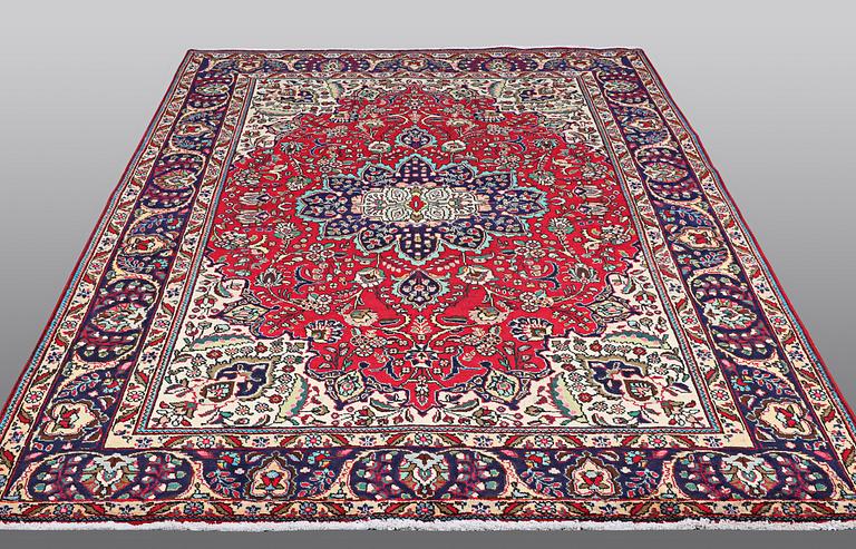 A carpet, Tabriz, ca 295 x 208 cm.