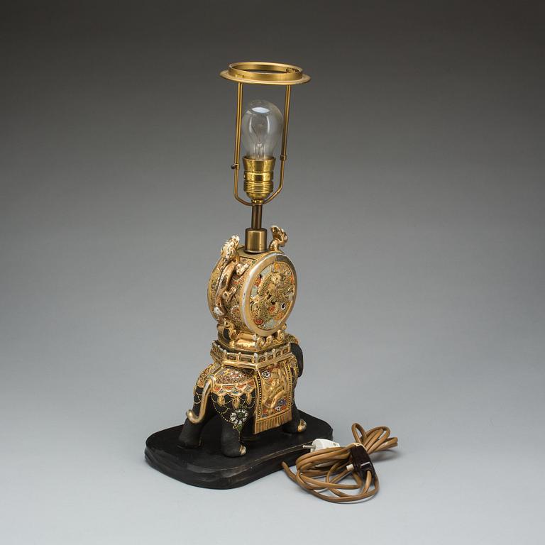 BORDSLAMPA, porslin, Satsumastil. 1900-talets mitt.