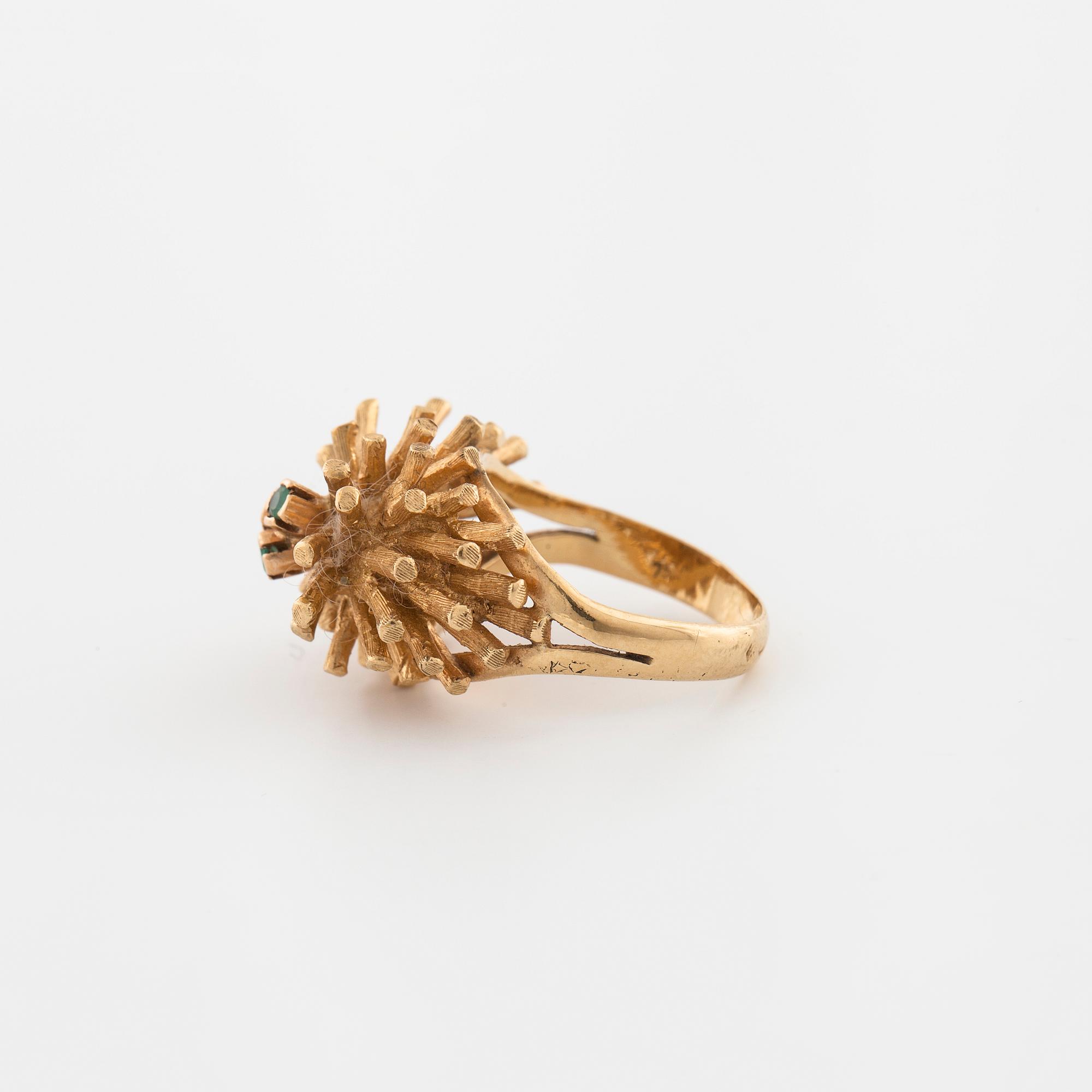 RING, med tre fasettslipade smaragder.