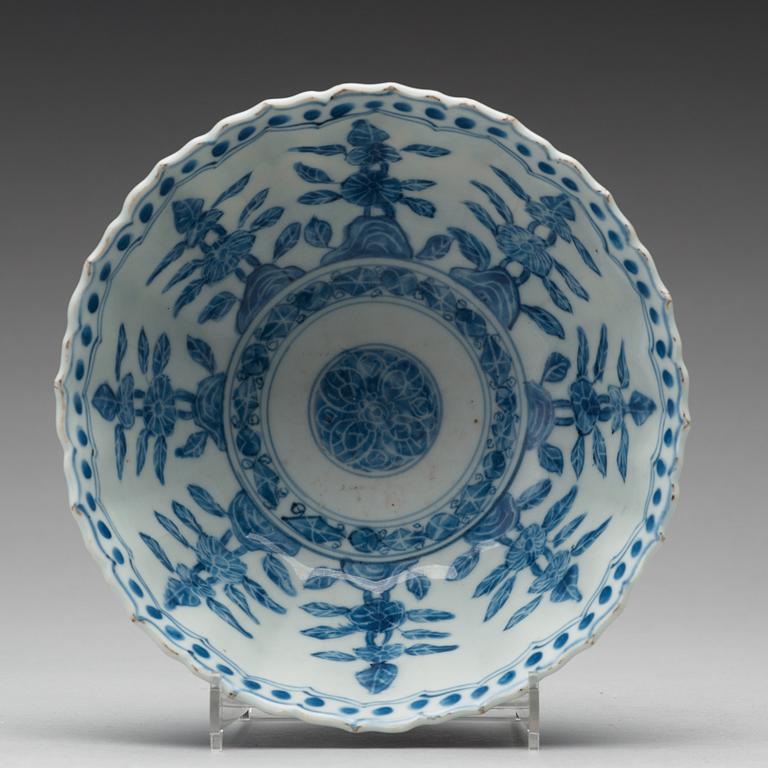 A blue and white bowl, 17th Century.